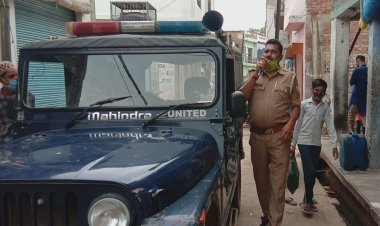 नगर में गश्त कर हेड कांस्टेबल लोगों को कर रहे जागरूक।