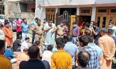 बीजेपी विधायक राजकुमार ठुकराल के आवासीय कार्यालय के बाहर व्यापारियों का धरना प्रदर्शन