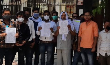 रास्ते की समस्या को लेकर डीएम कार्यालय पहुंचे मोहल्लेवासी।