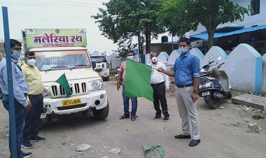 सामुदायिक स्वास्थ्य केंद्र में कोविड प्रोटोकॉल का पालन करते हुए डॉ. अभय रंजन ने मलेरिया रथ को हरी झंडी दिखाकर रवाना किया