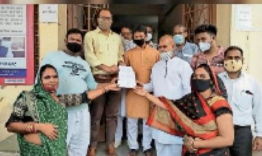 एसडीएम काे ज्ञापन लोगों ने कहा- जर्जर मकान में लग रहे चार टावर अगर धराशायी हुआ ताे किसकी जिम्मेदारी होगी