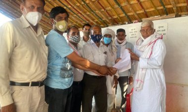 गंदे पानी के निकास के लिए विधायक को सौपा ज्ञापन
