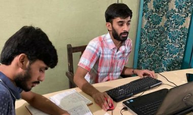 दो युवा भाइयों ने झोपड़ी में रहने वालों को घर घर जा कर किया सर्वे