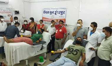 बिरसा मुंडा शहादत दिवस पर आदिवासी युवाओं किया रक्तदान