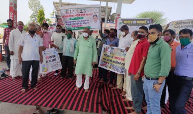 पेट्रोल-डीजल की दरों में लगातार हो रही वृद्धि और बढ़ती महंगाई के खिलाफ कांग्रेस कार्यकर्ताओं ने हल्ला बोल.….