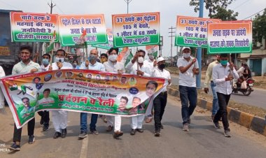 यूटिलिटी गाड़ी को हाथ से धका लगा कर डीजल, पेट्रोल की बेतहाशा मूल्य बृद्धि का कांग्रेसियों ने किया विरोध, 03 पेट्रोल पंप में विरोध स्वरूप कांग्रेसियों ने की पद यात्रा