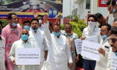 विधायक रामलाल मालवीय के नेतृत्व में पेट्रोल-डीज़ल की बढ़ती कीमतों को लेकर पैदल निकाली मोटरसाइकिल यात्रा। करीब बीस पंपों पर दिया धरना.