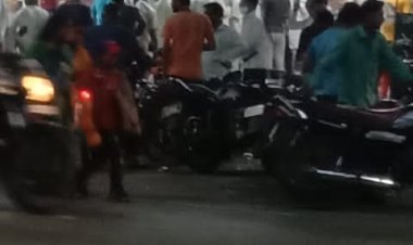 देवास मे सोशल डिस्टेंसिंग की धज्जियाँ उड़ाते लोग