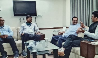 अहमदाबाद में केजरीवाल का गर्मजोशी से स्वागत इसुदान गढ़वी से की मुलाकात