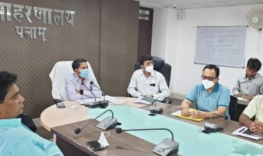 पलामू उपायुक्त शशी रंजन ने राजस्व संग्रहण को लेकर की बैठक।