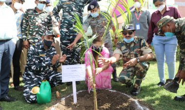 खेल युवा कल्याण कैबिनेट मंत्री श्रीमंत यशोधरा राजे सिंधिया द्वारा सीआईएटी स्कूल सीआरपीएफ शिवपुरी में वृक्षारोपण किया