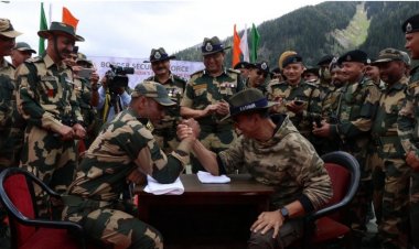 एक अलग पहचान बना चुके अभिनेता अक्षय कुमार गुरुवार को कश्मीर में एलओसी पर बीएसएफ जवानों के साथ पंजा और डांस करते नजर आए ।।