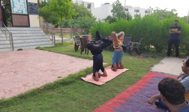 खुद को तन मन से शक्तिशाली बनाने के लिए अंतर्राष्ट्रीय योग दिवस पर योगासन किया