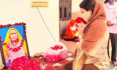 क्षेत्रीय विधायक जोहरी लाल मीणा के निजी आवास पर पहुंच कर  बाल विकास मंत्री ममता भूपेश ने पांची देवी के निधन पर श्रद्धाजंलि  अर्पित की