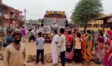 सीमलवाड़ा से मांडली सड़क निर्माण कार्य बंद होने से गुस्साई महिलाओं ने लगाया जाम