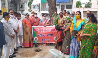 जनसंघ के संस्थापक मुखर्जी को वृक्षारोपण करके किया याद