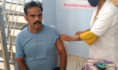 वैक्सीनेशन महाअभियान के तहत शिवपुरी वार्ड क्रमांक 25 के पार्षद ने लगवाई वैक्सीन।