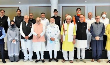 प्रधानमंत्री के नेतृत्व में केंद्र और जम्मू-कश्मीर के राजनीतिक नेताओं के बीच साढ़े तीन घंटे का संवाद