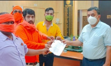 शिवसेना ने पत्रकार के ऊपर फर्जी मामले दर्ज करने के विरोध में मुख्यमंत्री के नाम कलेक्टर को सौंपा ज्ञापन