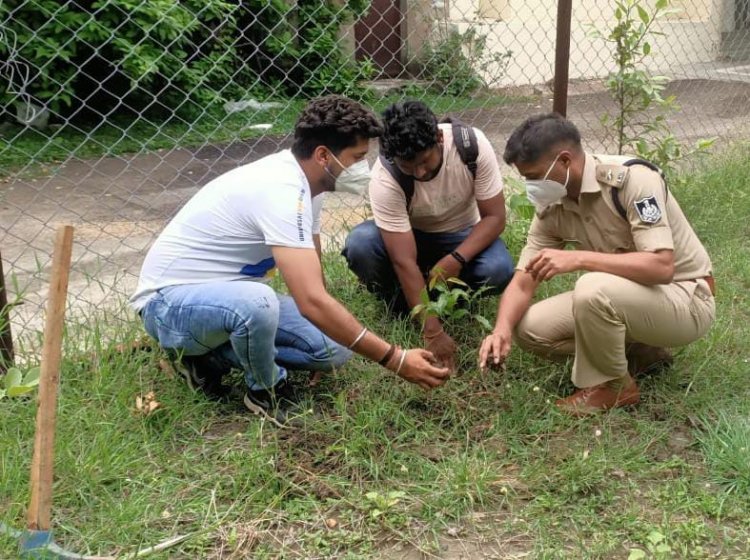 उमरिया:-पुलिस कप्तान विकास कुमार शाहवाल ने किया वृक्षारोपण