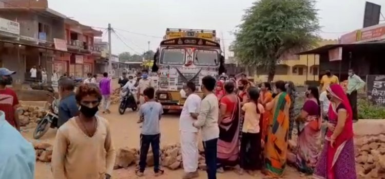 सीमलवाड़ा से मांडली सड़क निर्माण कार्य बंद होने से गुस्साई महिलाओं ने लगाया जाम