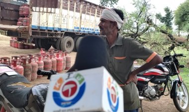 सिलेण्डर बाटने बाले कर रहे है लूट