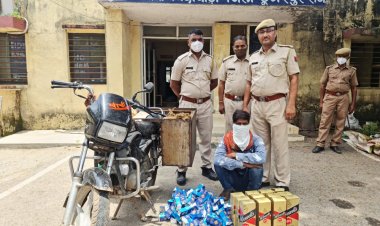 श्रृंगार के सामान की आड़ में शराब तस्करी करते बिछीवाड़ा पुलिस ने एक तस्कर किया गिरफ्तार,5 कार्टन अवैध शराब व मोटरसाइकिल की जब्त