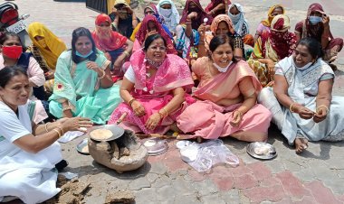 थाली बजाकर केंद्र सरकार के खिलाफ जिला महिला कांग्रेस ने किया प्रदर्शन