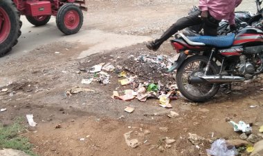 चिखली उपखण्ड क्षेत्र के कुँआ गाव मे उड़ रहा हे स्वच्छता का मखौल बस स्टेशन पर गंदगी के ढेर।