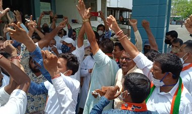 प्रदर्शन के बाद कलक्टर को ज्ञापन देने आये भाजपा और कांग्रेस कार्यकता हुई आमने सामने,जमकर नेताओं और पार्टी के खिलाफ की  नारेबाजी