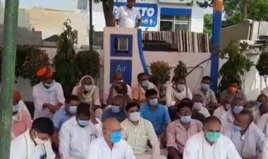 बढ़ती हुई महंगाई को लेकर केंद्र सरकार को दोषी माना जा रहा है। जगह जगह धरना प्रदर्शन किया जा रहा है।