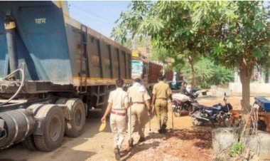 खड़ी जेसीबी में मारी ट्रोले ने टक्कर ग्रामीणों ने लगाया जाम