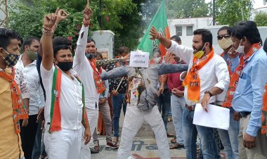 वाल्मीकि समाज के युवा की हत्या और प्रदेश में बिगड़ती कानून व्यवस्था को लेकर भाजपा युवा मोर्चा ने मुख्यमंत्री का पुतला फूंका व जिला कलेक्टर को सौपा ज्ञापन