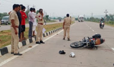 दो सांडों के बीच में एक पुलिस वाला हुआ घायल