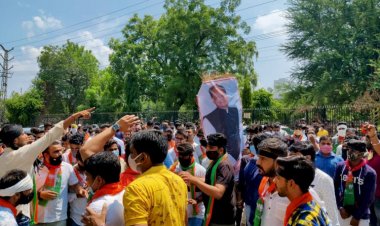 भाजपा युवा मोर्चा ने कलेक्ट्री पर फूंका मुख्यमंत्री अशोक गहलोत का पुतला