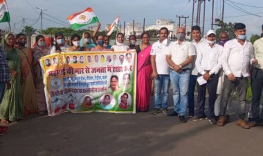 महिला कांग्रेस ने पैदल मार्च निकालकर दिखाई ताकत किया जोरदार प्रदर्शन
