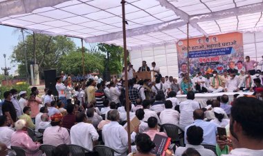कांग्रेस के मंत्रिमंडल और पदाधिकारियों ने महंगाई के बारे में नारे लगाकर प्रदर्शन किया