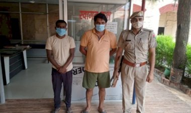 थाना अधिकारी विक्रम सिंह चौधरी ने रंगे हाथों किया गिरफ्तार