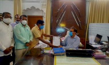 जिला कलेक्टर नन्नू मल पहाड़िया को शिक्षक संघ और पंचायती राज्य के कर्मचारियों ने ज्ञापन सौंपा