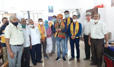 पेंशनर्स समाज शाखा द्वारा टीकाकरण टीम का सम्मान किया गया
