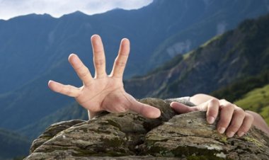 बाइक सवार का संतुलन बिगड़ने से एक जने की मौत दो जने की हालत नाजुक