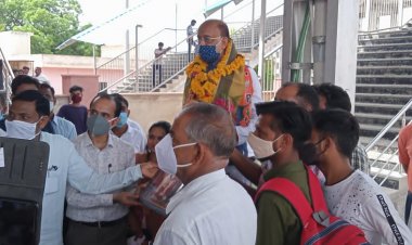 बांदीकुई आगमन पर पूर्व में केंद्रीय मंत्री विजय गोयल का कार्यकर्ताओं ने किया जोरदार स्वागत।