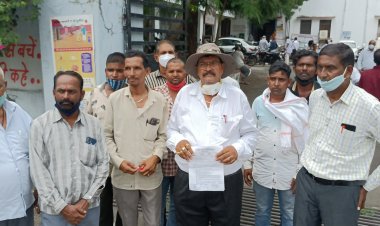 निजी बस संचालकों ने वागड़ यूनियन संघ के बैनर तले अपनी 8 सूत्री मांगों को लेकर CM के नाम जिला कलक्टर को सौंपा ज्ञापन
