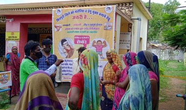 वैक्सीन लगवाने आए  लोगों को मच्छर का लार्वा दिखाकर मलेरिया, डेंगू से बचाव की दी जानकारी