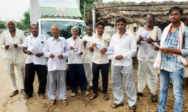 किसानों को प्रधानमंत्री फसल बीमा योजना की दी जानकारी
