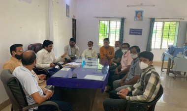 वैक्सीन लगवाने की मांग को लेकर टीकाकरण प्रभारी से मिला प्रतिनिधि मंडल