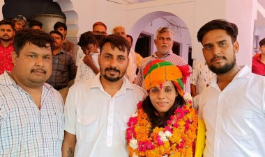 नवचयनित आरएएस नीलम राठौड़ का गांव आने पर ग्रामीणों ने किया स्वागत
