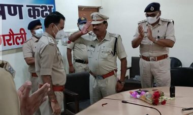 पदोन्नति पर पुलिस अधीक्षक ने राजपत्रित अधिकारी की टोपी लगाकर दी बधाई