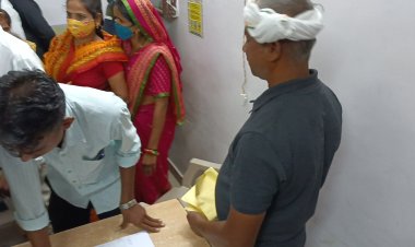 डूंगरपुर पंचायत समिति के टेंडर प्रक्रिया के दौरान टेंडर डालने को लेकर हुई गहमागहमी,
