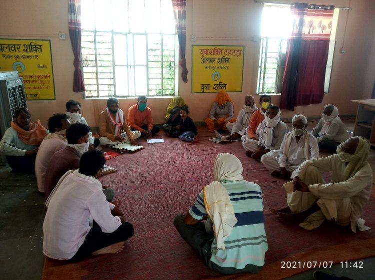 राजीव गांधी सेवा केंद्र पर बुधवार को सरपंच रजनी देवी की अध्यक्षता में बैठक आयोजित की गई